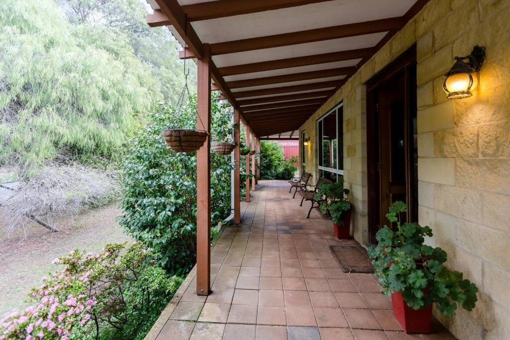Camellia Cottage - Rustic Character Home 10 Minute Walk To The Centre Of Margs! Margaret River Exterior photo